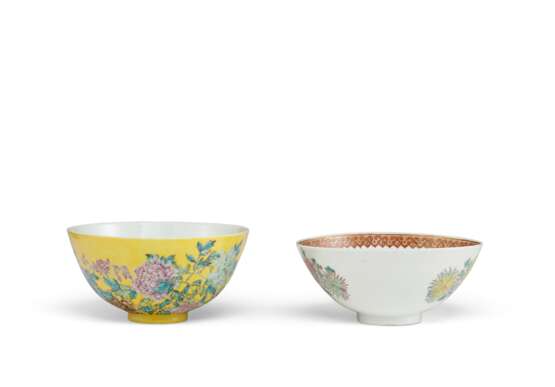TWO FAMILLE ROSE BOWLS - фото 2