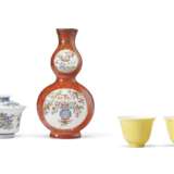 A DOUCAI DEEP BOWL AND COVER, AN IRON-RED AND FAMILLE ROSE WALL VASE AND A PAIR OF YELLOW-GLAZED CUPS - Foto 1