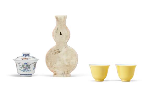 A DOUCAI DEEP BOWL AND COVER, AN IRON-RED AND FAMILLE ROSE WALL VASE AND A PAIR OF YELLOW-GLAZED CUPS - Foto 2