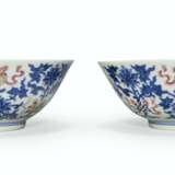 A PAIR OF BLUE AND WHITE FAMILLE ROSE BOWLS - Foto 1