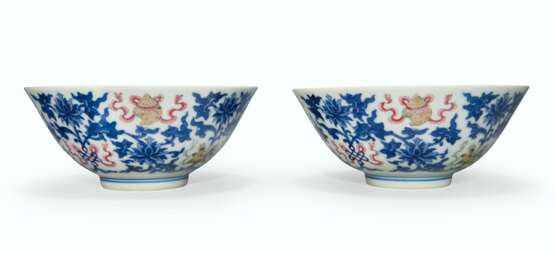 A PAIR OF BLUE AND WHITE FAMILLE ROSE BOWLS - фото 1