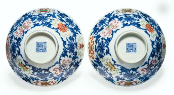 A PAIR OF BLUE AND WHITE FAMILLE ROSE BOWLS - Foto 2