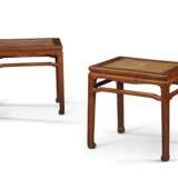 A PAIR OF HUANGHUALI STOOLS - Foto 2