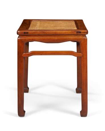 A PAIR OF HUANGHUALI STOOLS - Foto 3