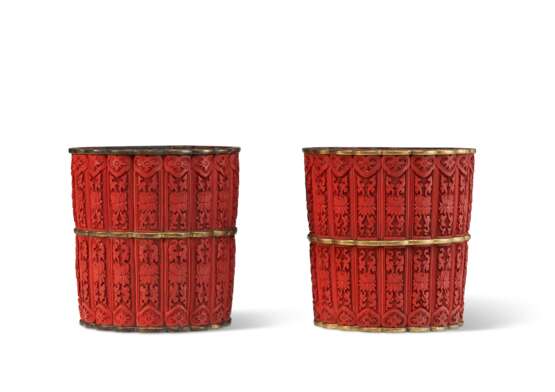 A PAIR OF RED LACQUER LOBED CYLINDRICAL JARDINIÈRES - photo 2