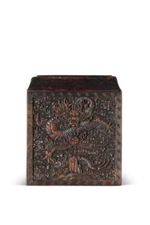 A CARVED SQUARE SOFTWOOD SEAL BOX COVER - Foto 2