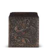 A CARVED SQUARE SOFTWOOD SEAL BOX COVER - Foto 2