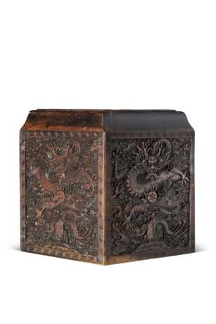 A CARVED SQUARE SOFTWOOD SEAL BOX COVER - Foto 3