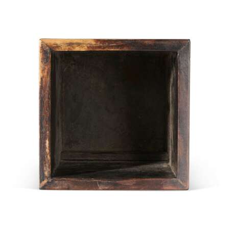A CARVED SQUARE SOFTWOOD SEAL BOX COVER - Foto 4