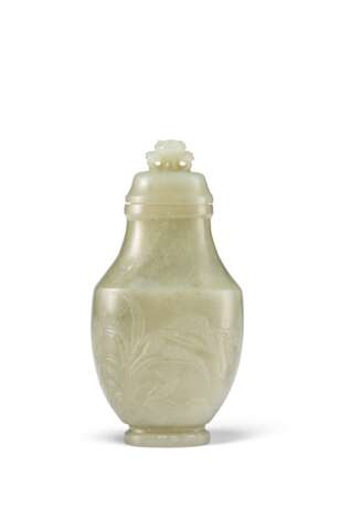 A SMALL CARVED GREYISH-GREEN JADE VASE AND COVER - фото 1