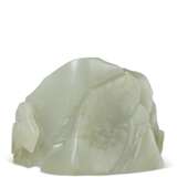 A SMALL GREENISH-WHITE JADE 'MOUNTAIN' CARVING - Foto 2