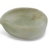 A LARGE PALE GREYISH-GREEN JADE WASHER - Foto 1