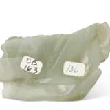 A SMALL GREENISH-WHITE JADE 'MOUNTAIN' CARVING - Foto 3