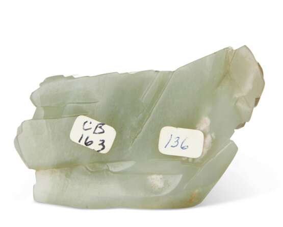 A SMALL GREENISH-WHITE JADE 'MOUNTAIN' CARVING - Foto 3