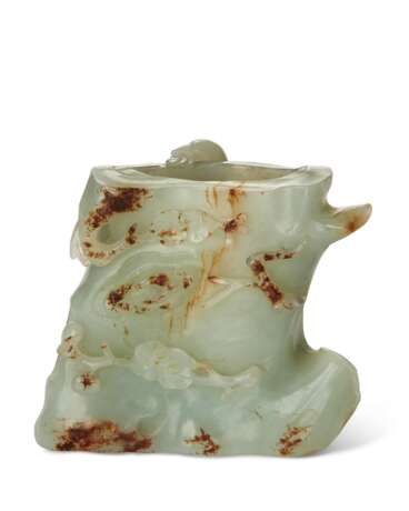 A SMALL PALE GREYISH-GREEN JADE TREE-TRUNK-FORM VASE - Foto 2