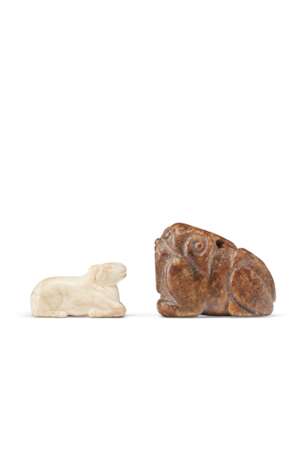 TWO SMALL JADE CARVINGS OF ANIMALS - фото 1