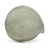 A LARGE PALE GREYISH-GREEN JADE WASHER - Foto 4