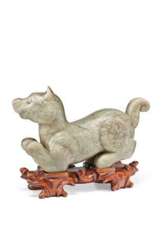A GREYISH-GREEN CARVED JADE FIGURE OF A DOG - фото 1