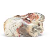 A GREY AND BEIGE HARDSTONE CARVING OF A RECUMBENT DEER - Foto 2