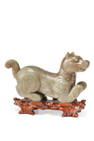 A GREYISH-GREEN CARVED JADE FIGURE OF A DOG - фото 2