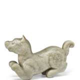 A GREYISH-GREEN CARVED JADE FIGURE OF A DOG - Foto 3
