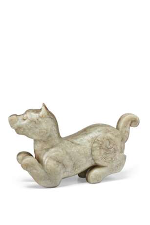 A GREYISH-GREEN CARVED JADE FIGURE OF A DOG - фото 3