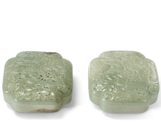 A PAIR OF OPENWORK GREEN JADE BOXES AND COVERS - фото 1