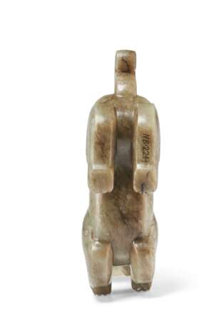 A GREYISH-GREEN CARVED JADE FIGURE OF A DOG - фото 4