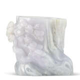 A SMALL CARVED LAVENDER JADEITE BRUSH POT - фото 1