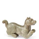 A GREYISH-GREEN CARVED JADE FIGURE OF A DOG - фото 6