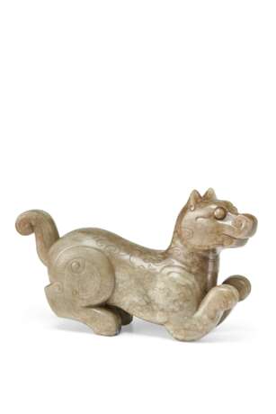 A GREYISH-GREEN CARVED JADE FIGURE OF A DOG - photo 6