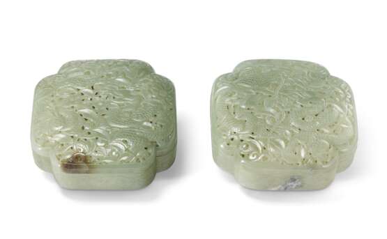 A PAIR OF OPENWORK GREEN JADE BOXES AND COVERS - Foto 2