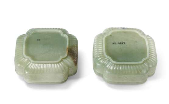 A PAIR OF OPENWORK GREEN JADE BOXES AND COVERS - фото 3