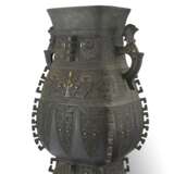 AN ARCHAISTIC GOLD-INLAID BRONZE VESSEL, FANGHU - photo 1