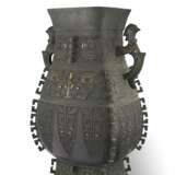 AN ARCHAISTIC GOLD-INLAID BRONZE VESSEL, FANGHU - photo 2