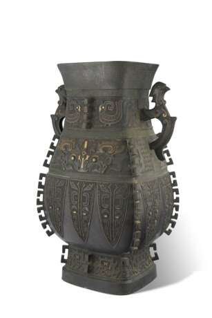 AN ARCHAISTIC GOLD-INLAID BRONZE VESSEL, FANGHU - photo 2