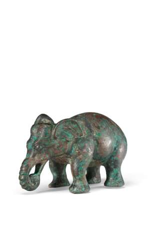 A SMALL ARCHAISTIC SILVER-INLAID BRONZE FIGURE OF AN ELEPHANT - photo 2