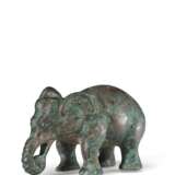 A SMALL ARCHAISTIC SILVER-INLAID BRONZE FIGURE OF AN ELEPHANT - фото 2
