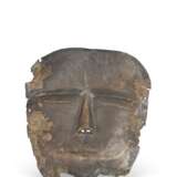 A SILVER FUNERARY MASK - Foto 2