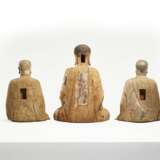 A GROUP OF THREE LARGE CARVED WOOD BUDDHIST FIGURES - Foto 2