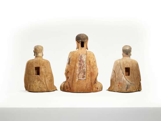 A GROUP OF THREE LARGE CARVED WOOD BUDDHIST FIGURES - фото 2