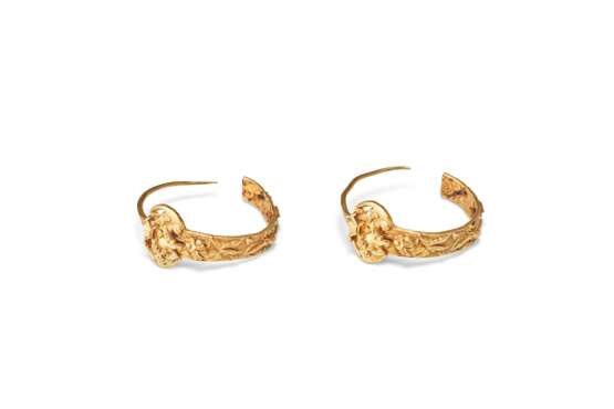 A PAIR OF GOLD EARRINGS - фото 1