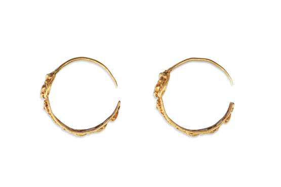 A PAIR OF GOLD EARRINGS - фото 2