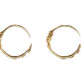 A PAIR OF GOLD EARRINGS - photo 2