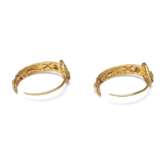 A PAIR OF GOLD EARRINGS - фото 3
