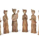 A SET OF SIX TANG-STYLE POTTERY FIGURES OF FEMALE MUSICIANS - Foto 1