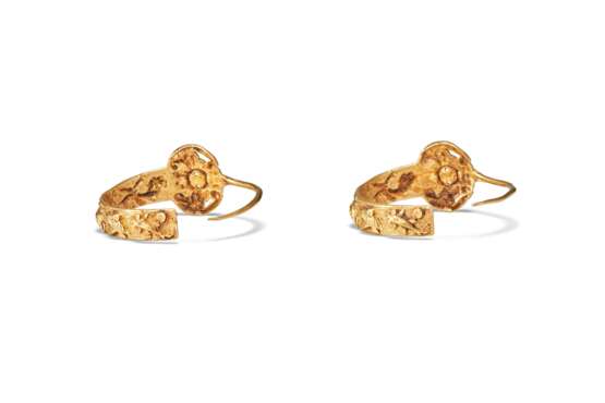 A PAIR OF GOLD EARRINGS - фото 4