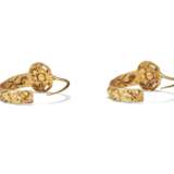 A PAIR OF GOLD EARRINGS - фото 4