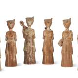 A SET OF SIX TANG-STYLE POTTERY FIGURES OF FEMALE MUSICIANS - Foto 2
