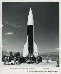 La première fusée américaine à atteindre l'espace extra-atmosphérique, mai 1946; Wernher von Braun, inventeur de la fusée V-2 et futur inventeur de la fusée Saturn V, à la fin de la Seconde Guerre mondiale, mai 1945